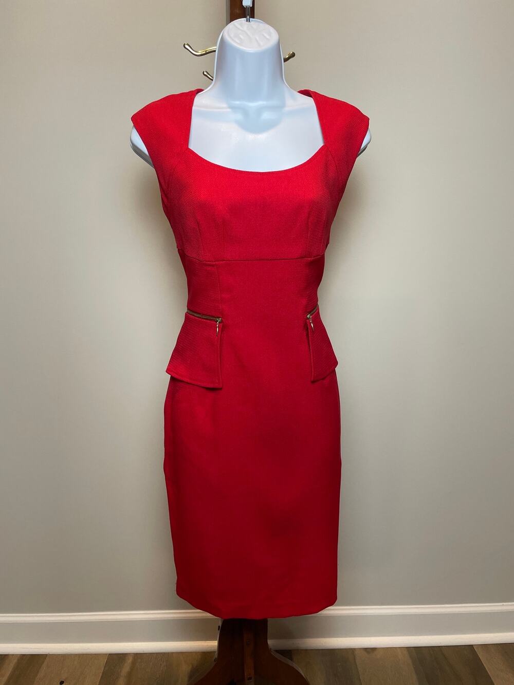 Signature London Style Red Waffled Sheath Dress Gold Zipper Detail Size 6